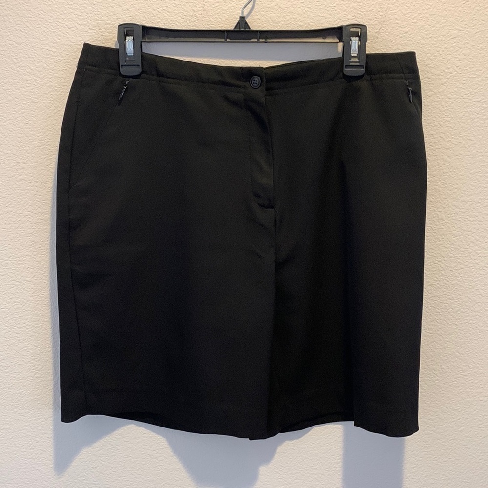 bolle Golf Womens Black Short Zip Front Size 12. Hidden Zip Front Zip Pockets.